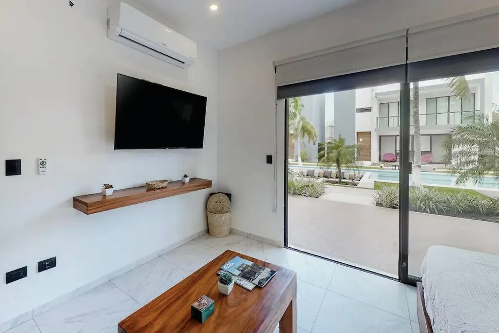 Contemporary Poolside Condo, Wi-Fi - Paraiso Kaanal 101 Tulum 0*,  Mexiko